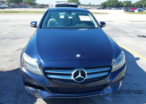 2015 Mercedes-Benz C 300 Luxury/Sport z USA, uszkodzony, nr VIN 55SWF4JB8FU091172